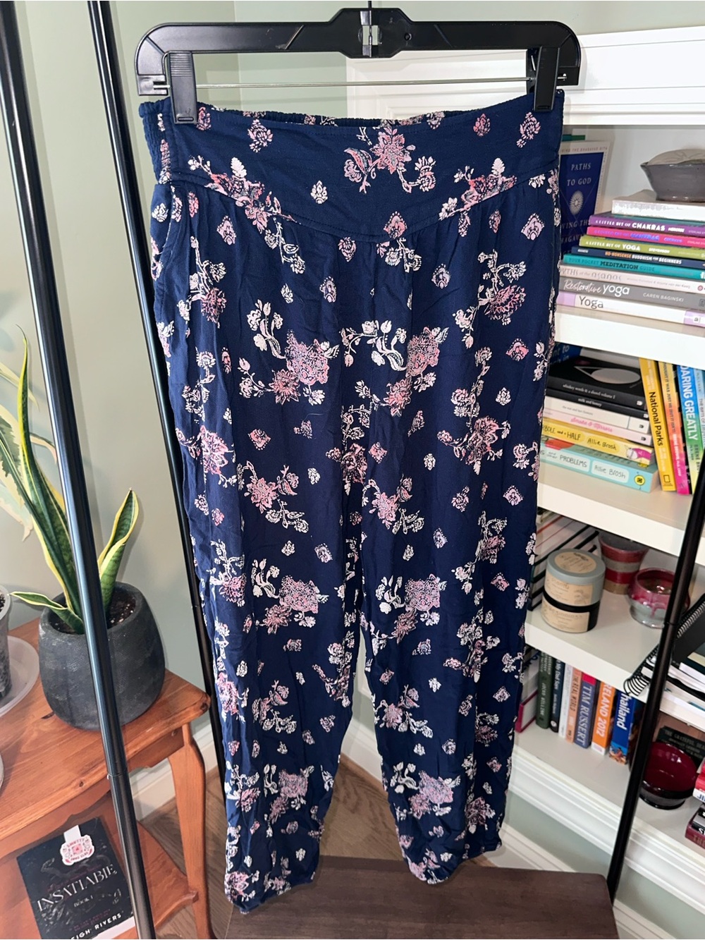 SO Navy Cropped Floral Tapered-Leg Pants